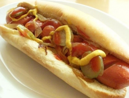Fast food-ul ar putea deveni mai sanatos. Dar ai mai manca hot dog, dupa ce afli ce va contine? Fast food-ul ar putea deveni mai sanatos. Dar ai mai manca hot dog, dupa ce afli ce va contine?