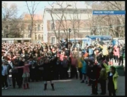 Sute de copii au cantat in cor in centrul capitalei! Vezi ce pregatesc Sute de copii au cantat in cor in centrul capitalei! Vezi ce pregatesc
