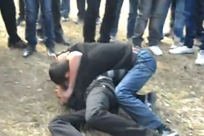 K-1 in curtea scolii! Doi elevi din Telenesti se bat in timp ce colegii filmeaza! VIDEO REVOLTATOR K-1 in curtea scolii! Doi elevi din Telenesti se bat in timp ce colegii filmeaza! VIDEO REVOLTATOR