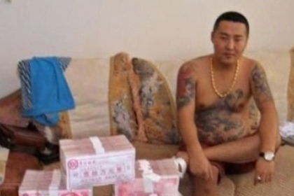 Imagini din fieful unui mafiot chinez. Intoarce banii cu lopata si schimba masinile ca pe sosete Imagini din fieful unui mafiot chinez. Intoarce banii cu lopata si schimba masinile ca pe sosete