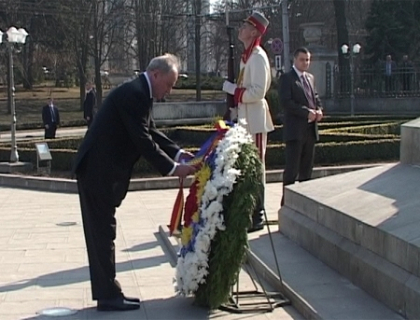 Presedintele la domnitor! Nicolae Timofti, aclamat de zeci de oameni la depunerile de flori Presedintele la domnitor! Nicolae Timofti, aclamat de zeci de oameni la depunerile de flori