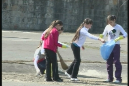 Marea curatenie! Inarmati cu maturi si greble, elevii au iesit sa faca ordine in curtile scolilor Marea curatenie! Inarmati cu maturi si greble, elevii au iesit sa faca ordine in curtile scolilor