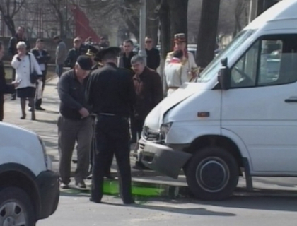 Un microbuz de ruta s-a ciocnit cu un taxi chiar in fata Palatului Republicii!