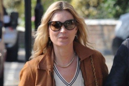 Kate Moss lanseaza o noua moda? Vezi ce detaliu jenant i-a scapat! Kate Moss lanseaza o noua moda? Vezi ce detaliu jenant i-a scapat!