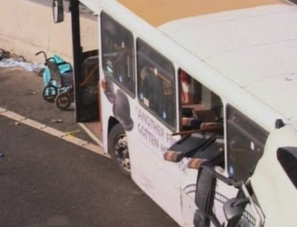 Un camion si un autocar s-au ciocnit pe o autostrada din Marea Britanie! Un mort si circa 20 de raniti Un camion si un autocar s-au ciocnit pe o autostrada din Marea Britanie! Un mort si circa 20 de raniti