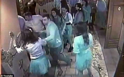 VIDEO. Party de 18 ani in Ucraina: pumni in cap, haos, mese rupte si femei batute ca in luptele K1 VIDEO. Party de 18 ani in Ucraina: pumni in cap, haos, mese rupte si femei batute ca in luptele K1