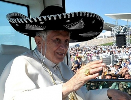 Imaginea zilei: Papa Benedict al XVI-lea a purtat sombrero la o plimbare cu papamobilul prin Mexic Imaginea zilei: Papa Benedict al XVI-lea a purtat sombrero la o plimbare cu papamobilul prin Mexic