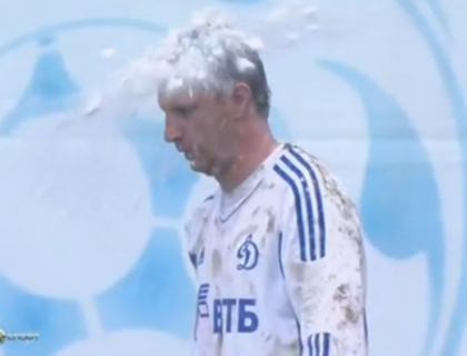 Un jucator de la Dinamo Moscova si-a luat un bulgare in cap! Vezi reactia rusului! Un jucator de la Dinamo Moscova si-a luat un bulgare in cap! Vezi reactia rusului!