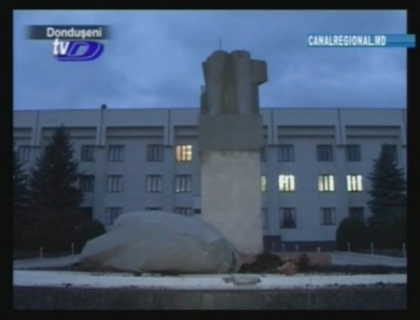 Lenin, la pamant! Monument vandalizat la Donduseni Lenin, la pamant! Monument vandalizat la Donduseni