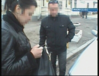 Prinsa cu mata-n sac. A luat 320 de euro si 450 de lei pentru perfectarea actelor