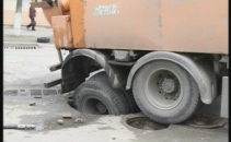 Asfaltul s-a surpat sub el! Un camion de la Apa-Canal a ajuns intr-o groapa de 2 metri!