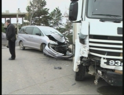 Salvati de centura de siguranta! Automobil lovit in plin de un camion care nu i-a acordat prioritate Salvati de centura de siguranta! Automobil lovit in plin de un camion care nu i-a acordat prioritate