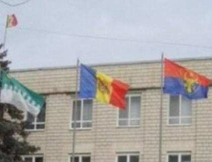Drapel PCRM arborat alaturi de tricolor pe consiliile raionale din Balti si Cahul! "E o profanare!" Drapel PCRM arborat alaturi de tricolor pe consiliile raionale din Balti si Cahul! "E o profanare!"