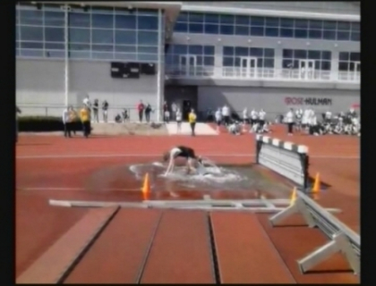 Cursa de cosmar! Un atlet s-a impedicat si a cazut in groapa cu apa pe care trebuia sa o ocoleasca! Cursa de cosmar! Un atlet s-a impedicat si a cazut in groapa cu apa pe care trebuia sa o ocoleasca!