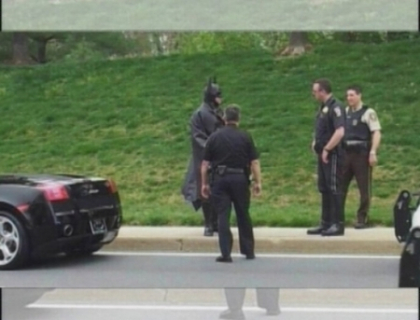Politistii din Statele Unite l-au tras pe dreapta pe... Batman! Ce au facut cand l-au vazut Politistii din Statele Unite l-au tras pe dreapta pe... Batman! Ce au facut cand l-au vazut