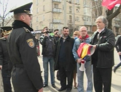"Luati-va drapelul!". Protest in fata Ambasadei Romaniei fata de marsul unirii din Chisinau "Luati-va drapelul!". Protest in fata Ambasadei Romaniei fata de marsul unirii din Chisinau