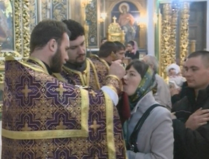 Riscul Impartasaniei. Ce boli ne poate transmite lingurita care "se plimba prin toate gurile"