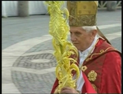 Catolicii sarbatoresc Floriile. Papa, intampinat cu crengute de palmier si de maslin Catolicii sarbatoresc Floriile. Papa, intampinat cu crengute de palmier si de maslin