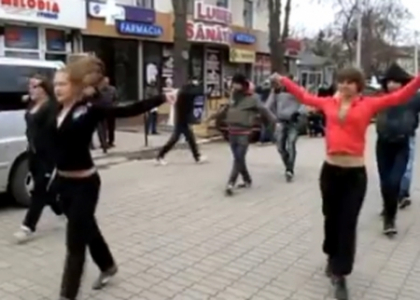 Flash-mob inedit de 1 aprilie! Uite cum au impresionat acesti tineri din Cahul. VIDEO