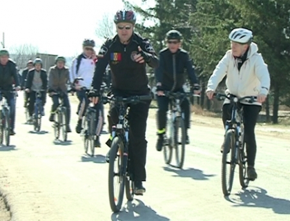 S-au dat in spectacol pe doua roti! Filat si ambasadorul SUA, pe biciclete! Uite cum au pedalat oficialii