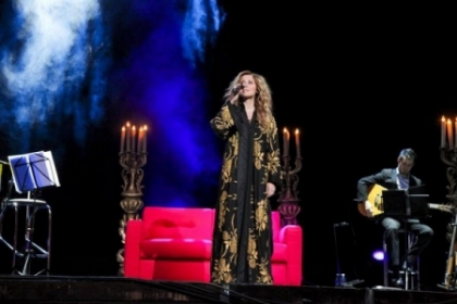 Canapeaua pe care a cantat Lara Fabian la Chisinau, scoasa la licitatie! FOTO Canapeaua pe care a cantat Lara Fabian la Chisinau, scoasa la licitatie! FOTO