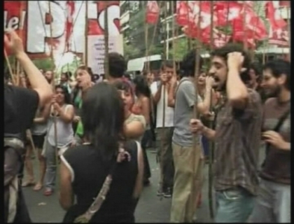 Comemorare cu scantei in Argentina. Zeci de tineri mascati au manifestat violent pe insulele Malvine