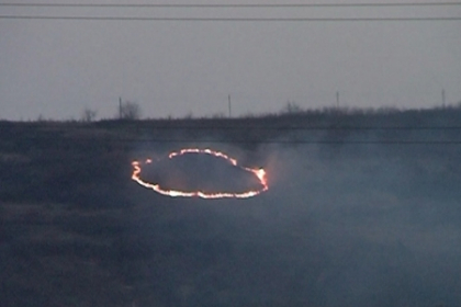 VIDEO. Imagini apocaliptice pe un deal din Cojusna. Un cerc de foc a ars 5 hectare de vegetatie