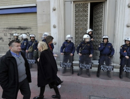 "In felul asta nu o sa las datorii copiilor mei". Un batran si-a tras un glont in cap in Atena