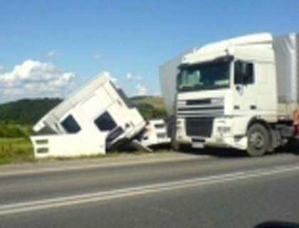 Un moldovean a murit dupa ce masina sa a intrat cu putere intr-un camion in Ucraina Un moldovean a murit dupa ce masina sa a intrat cu putere intr-un camion in Ucraina