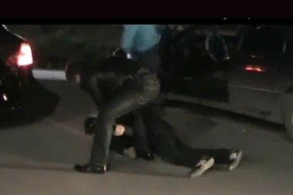 VIDEO. Retinuti in flagrant delict. Grupare specializata in furturi din automobile anihilata de politie VIDEO. Retinuti in flagrant delict. Grupare specializata in furturi din automobile anihilata de politie