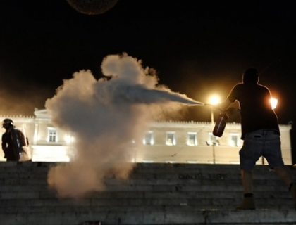 Manifestatii si reactii politice in Grecia, dupa sinuciderea unui batran in centrul Atenei Manifestatii si reactii politice in Grecia, dupa sinuciderea unui batran in centrul Atenei