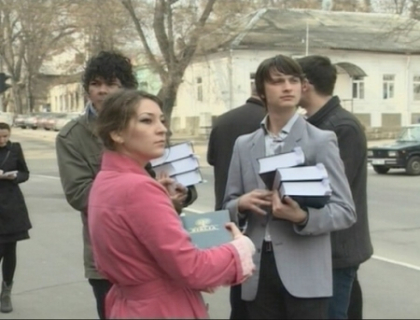La protest, cu biblia! Tinerii socialisti incearca sa-i convinga pe deputati sa nu voteze legea antidiscriminare