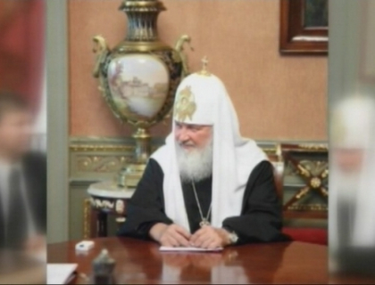 Scandal in Rusia! O poza cu Patriarhul Kiril, retusata in Photoshop ca sa ascunda ceasul de 28.000 de euro Scandal in Rusia! O poza cu Patriarhul Kiril, retusata in Photoshop ca sa ascunda ceasul de 28.000 de euro