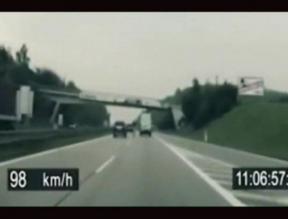 Trucul senzational al unui biciclist. A reusit sa fuga de politie cu peste 100 de km la ora. VIDEO Trucul senzational al unui biciclist. A reusit sa fuga de politie cu peste 100 de km la ora. VIDEO