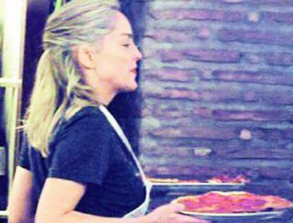 Sharon Stone asa cum nu ai mai vazut-o. Uite cum lucreaza intr-o pizzerie Sharon Stone asa cum nu ai mai vazut-o. Uite cum lucreaza intr-o pizzerie