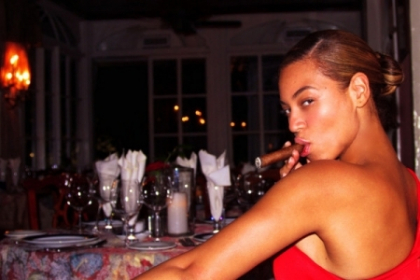 Beyonce, asa cum nu ai mai vazut-o! Uite ce poze a postat pe noul ei site! FOTO