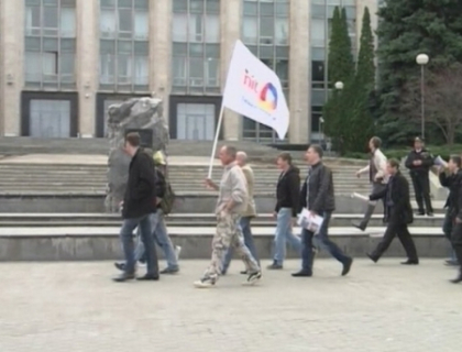 Zarva la sediul CCA! Zeci de tineri au protestat fata de sistarea emisiei NIT