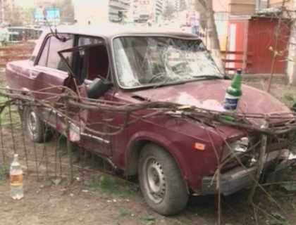 A intrat intr-un gard dupa ce a lovit un pieton care se afla pe trotuar! Soferul si victima, grav raniti