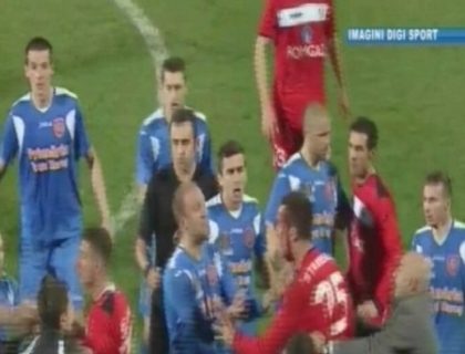 Meci cu scantei in Romania! Arbitrul a scapat de sub control partida dintre Targul Mures si Gaz Metan Medias