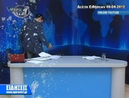 A patit-o in direct. Prezentator din Grecia, huiduit cu oua si iaurt, in timpul emisiunii sale A patit-o in direct. Prezentator din Grecia, huiduit cu oua si iaurt, in timpul emisiunii sale