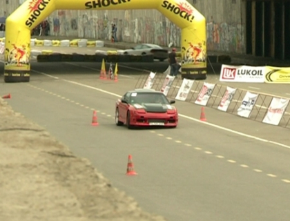 Cauciucuri arse, sute de cai putere si adrenalina la maxim. Cum a decurs competitia de autoslalom Cauciucuri arse, sute de cai putere si adrenalina la maxim. Cum a decurs competitia de autoslalom