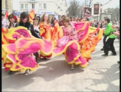 Veselie si culoare in centrul capitalei. Flashmob de Ziua Romilor
