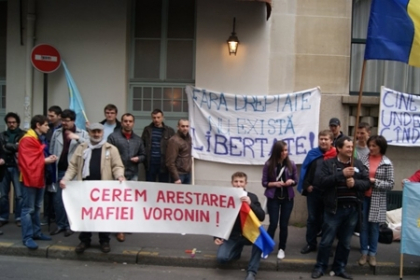 7 aprilie, comemorat la Paris. Mai multi moldoveni au organizat un miting: "Cerem arestarea mafiei Voronin!" 7 aprilie, comemorat la Paris. Mai multi moldoveni au organizat un miting: "Cerem arestarea mafiei Voronin!"