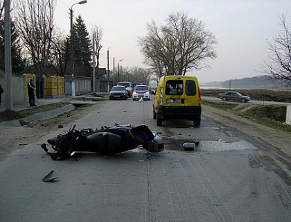 Un tanar din Gratiesti a murit dupa ce a intrat cu scuterul intr-un automobil. FOTO Un tanar din Gratiesti a murit dupa ce a intrat cu scuterul intr-un automobil. FOTO