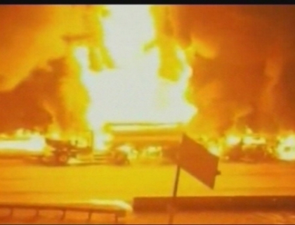 Incendiu devastator pe o autostrada din California! O autocisterna incarcata cu benzina a luat foc Incendiu devastator pe o autostrada din California! O autocisterna incarcata cu benzina a luat foc