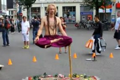 VIDEO INCREDIBIL. Omul care sfideaza legile fizicii: LEVITEAZA si citeste ziarul pe un scaun imaginar VIDEO INCREDIBIL. Omul care sfideaza legile fizicii: LEVITEAZA si citeste ziarul pe un scaun imaginar