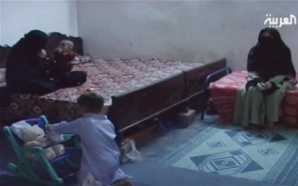 Primele imagini cu vaduvele si copiii lui Osama bin Laden in puscarie. VIDEO Primele imagini cu vaduvele si copiii lui Osama bin Laden in puscarie. VIDEO