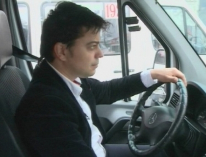 Andrei Tabuica, cel mai disciplinat sofer de maxi-taxi! Vezi cum s-a descurcat in noul sau rol Andrei Tabuica, cel mai disciplinat sofer de maxi-taxi! Vezi cum s-a descurcat in noul sau rol