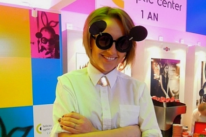 Ochelarii lui Lady Gaga, acum si la Chisinau! Vezi noile colectii Victoria Beckham si Linda Farrow! VIDEO Ochelarii lui Lady Gaga, acum si la Chisinau! Vezi noile colectii Victoria Beckham si Linda Farrow! VIDEO
