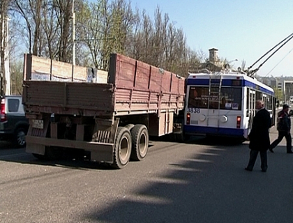 VIDEO. Ghinionul se tine scai de troleibuzele noi. Inca unul avariat dupa ce a fost lovit de un camion VIDEO. Ghinionul se tine scai de troleibuzele noi. Inca unul avariat dupa ce a fost lovit de un camion
